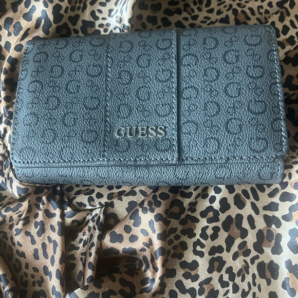 *Final Discounted Price* Vintage Guess Clutch Faux-leather, with an allover logo - Picture 7 of 9